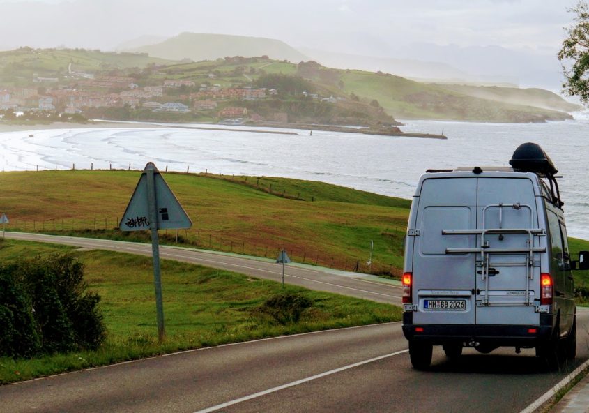 Camper auf Küstenstraße Bucht von San Vicente