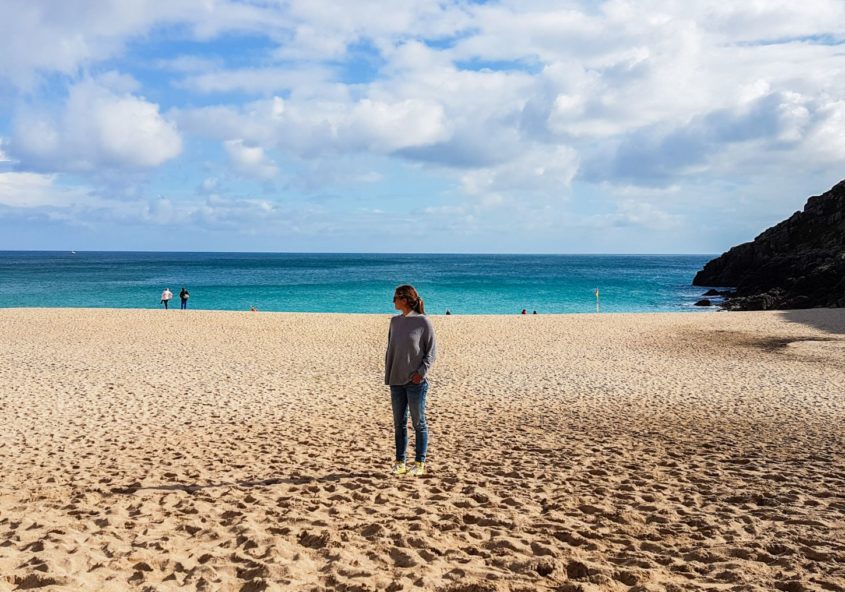 türkisfarbenes Wasser am Strand von Porthcurno