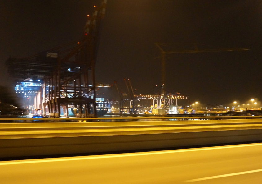 Blick auf den Hamburger Hafen bei Nacht