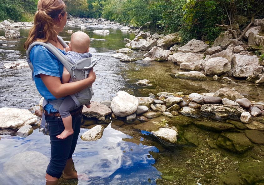 Frau mit Kind im Bergfluss
